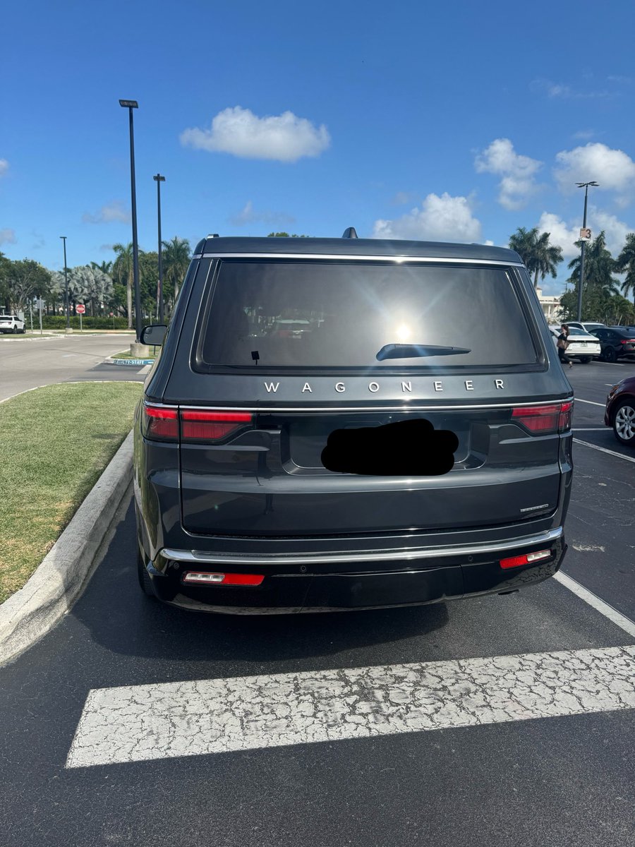KahzahnRusha's tweet photo. I got a citation for parking in a metered spot
The word metered is in the white paint at the bottom… https://t.co/a8hYJqB6EH
