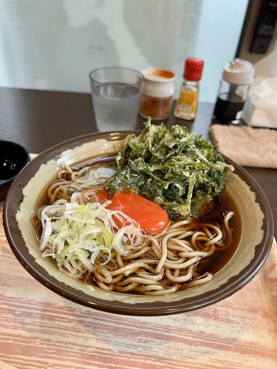 itbs_shige's tweet photo. 日本列島台風に大雨のようですよ！おはようございます♪今日の朝ご飯は板橋区高島平のTGS622で春菊そばtp生卵♡ココは出汁がしっかり効いた汁がメッチャ美味いんよなー！サンキューTGS622♡今日もご馳走様でした〜♪因みにTGSは立喰そばの略だそうだ！

では皆様〜大荒れの週末！ご安全にー٩( ᐛ )و https://t.co/1lHtfdfWyB