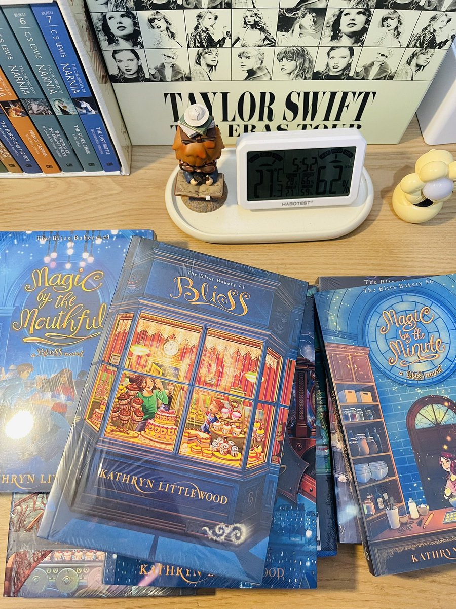 loonareads's tweet photo. Hai teman-teman, aku mau GA 7 buku Bliss Bakery series buat 1 orang yang beruntung. Uda beli lama dan gak kebaca, semua juga masih sealed, hopefully di tangan kalian buku2nya jadi lebih bermanfaat ❤️ Cukup komen kenapa kalian pengen banget baca buku ini nanti aku pilih ✨ https://t.co/q44GQw2w3z