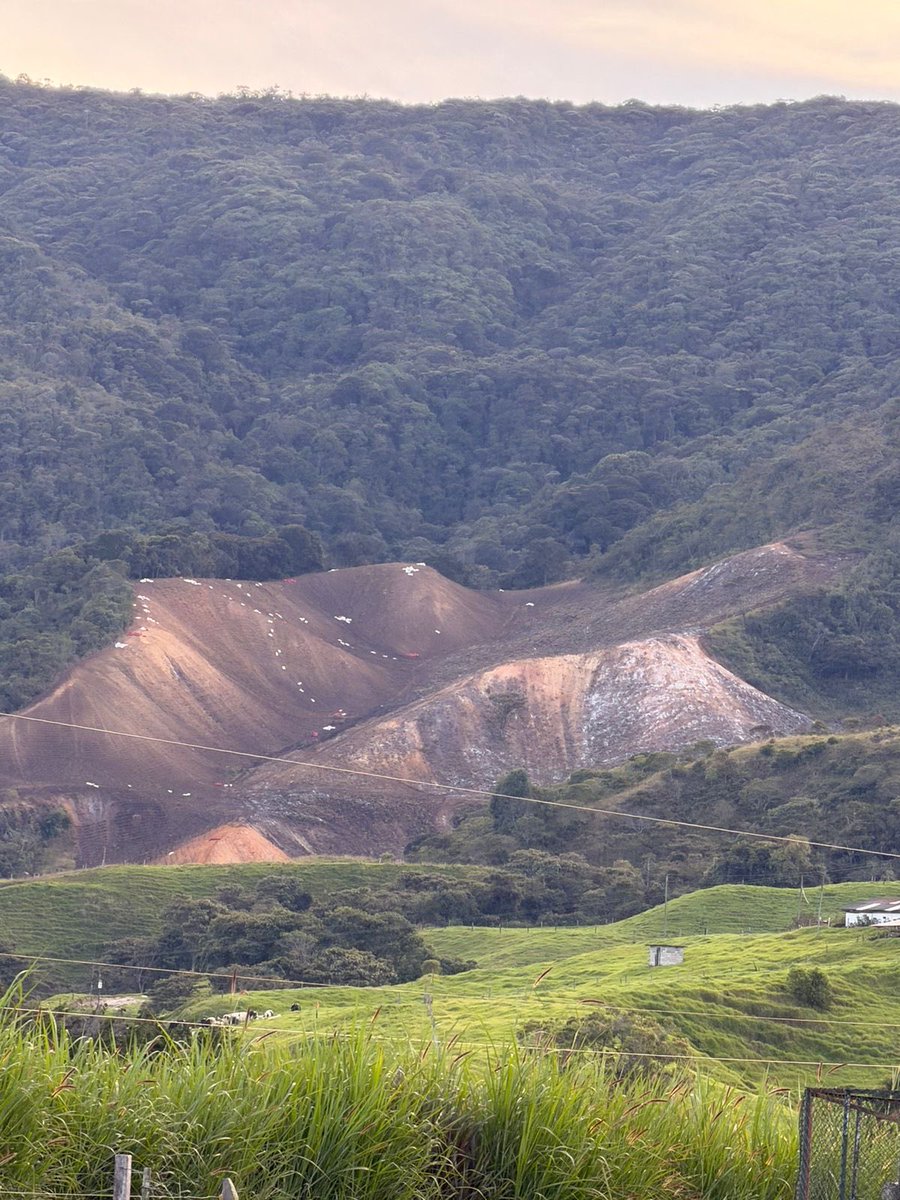 DiegoLopera's tweet photo. @AlcaldiadeBello El Páramo de las Baldías lo están devastando, que sucede?.. dónde está la protección de nuestros páramos?.. @Corantioquia @GobAntioquia @elcolombiano @DenunciasAntio2 @MinAmbienteCo https://t.co/ySBUqeXXTS