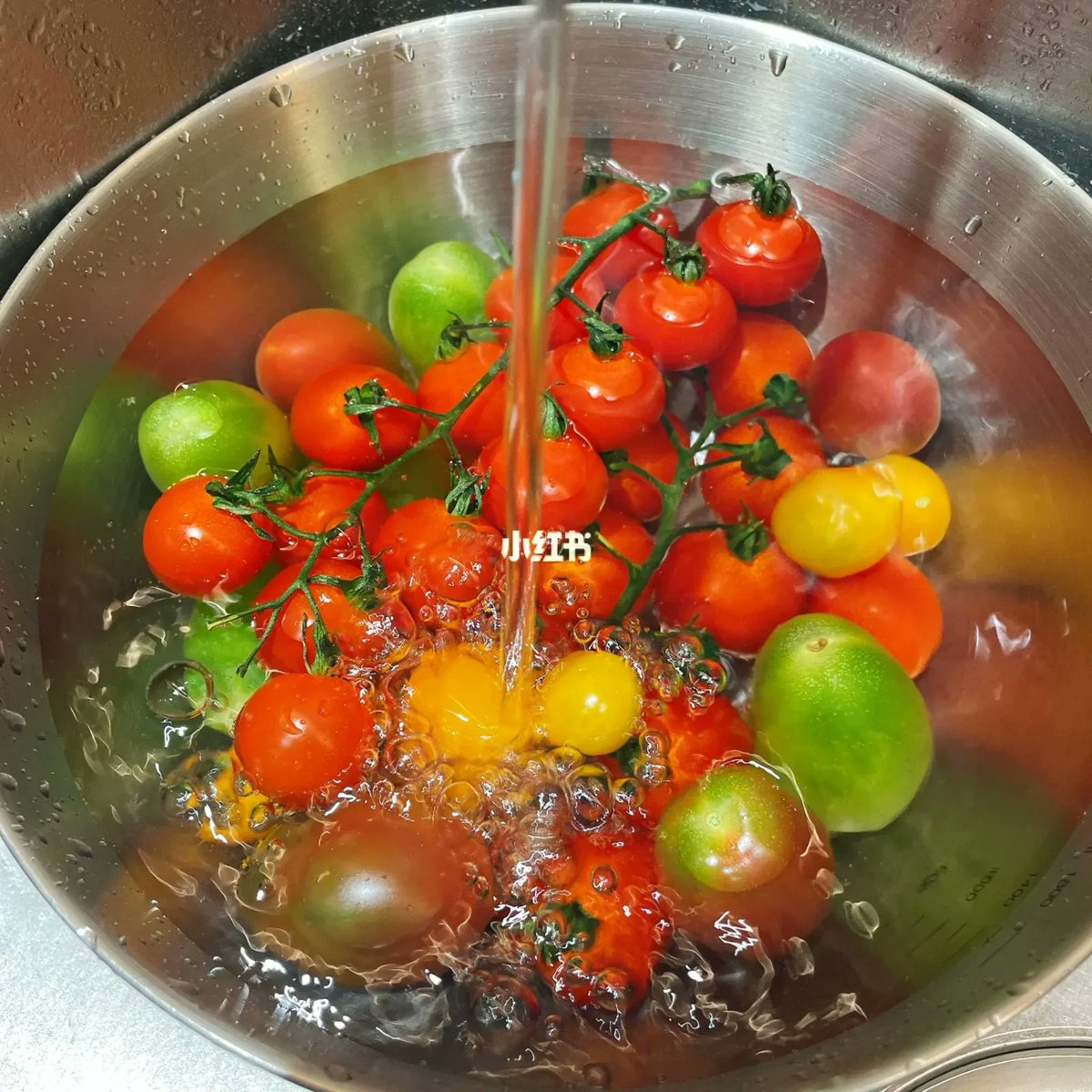 attipoe_dennis's tweet photo. Just tried the new organic cherry tomatoes from the local farm—bursting with sweetness, zero watery aftertaste, perfect for snacking or salads! 10/10 would restock. https://t.co/2WWCscs8ih