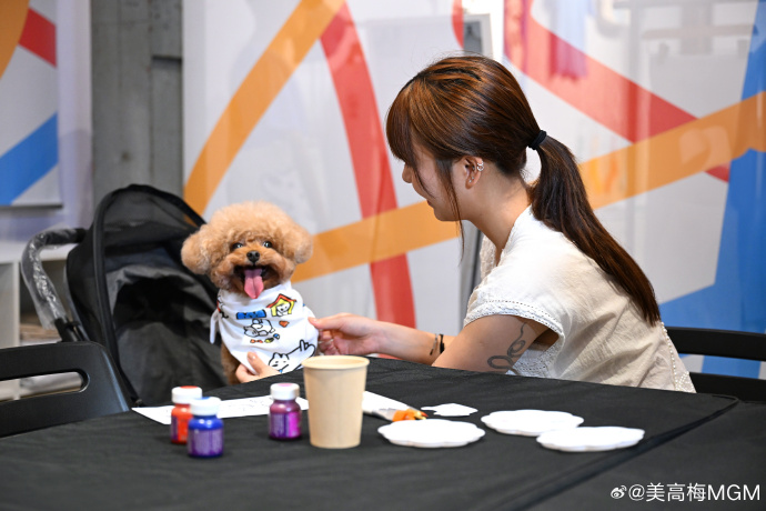 RomaSayPlay's tweet photo. Spent an afternoon at the street art workshop, learning to blend bold colors into vivid abstract sketches! Creativity hits different when you’re hands-on with paint. https://t.co/xZidBw6DWH