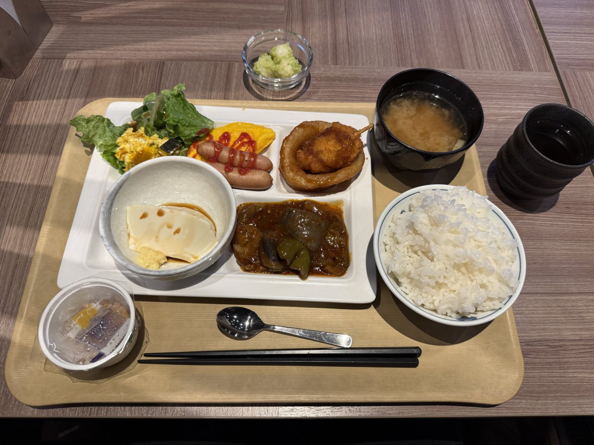 teppie323's tweet photo. 朝も早よからヘビーな打ち合わせ...だと思ったらお客さんがめっちゃ良い人で、良い感じに終わって良かった。ホテルの朝食バイキングも美味しくて良い感じです。駅から離れてるけど安いし大浴場も綺麗だし良いところですな。早く戻れれば近くに市場あるし。ほうじ茶美味しい。 https://t.co/7TblHOY2Cj