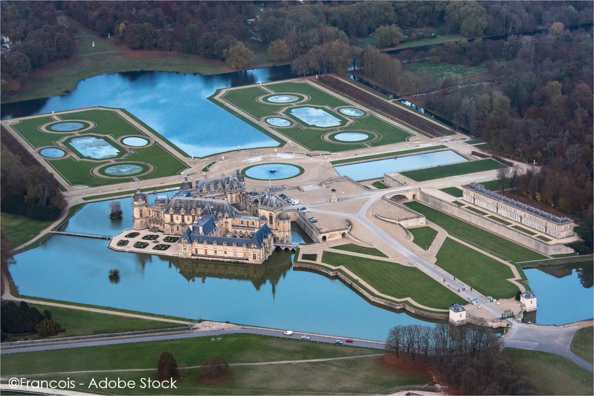 ExploreFranceJP's tweet photo. 🌳🇫🇷フランス式庭園の美しさを形づくった人物

ヴェルサイユ宮殿の庭園を手がけた造園家、アンドレ・ル・ノートル（1613-1700）。

左右対称のデザイン、どこまでも続くような並木道、幾何学的に整えられた花壇や池――。

彼が確立した「フランス式庭園」は、その後ヨーロッパ各地の庭園にも大きな影響を与えました✨

ヴェルサイユ宮殿をはじめ、チュイルリー庭園やシャンティイ城などを訪れると、ル・ノートルが描いた壮大な景観美を今も楽しむことができます🌿

#ExploreFrance