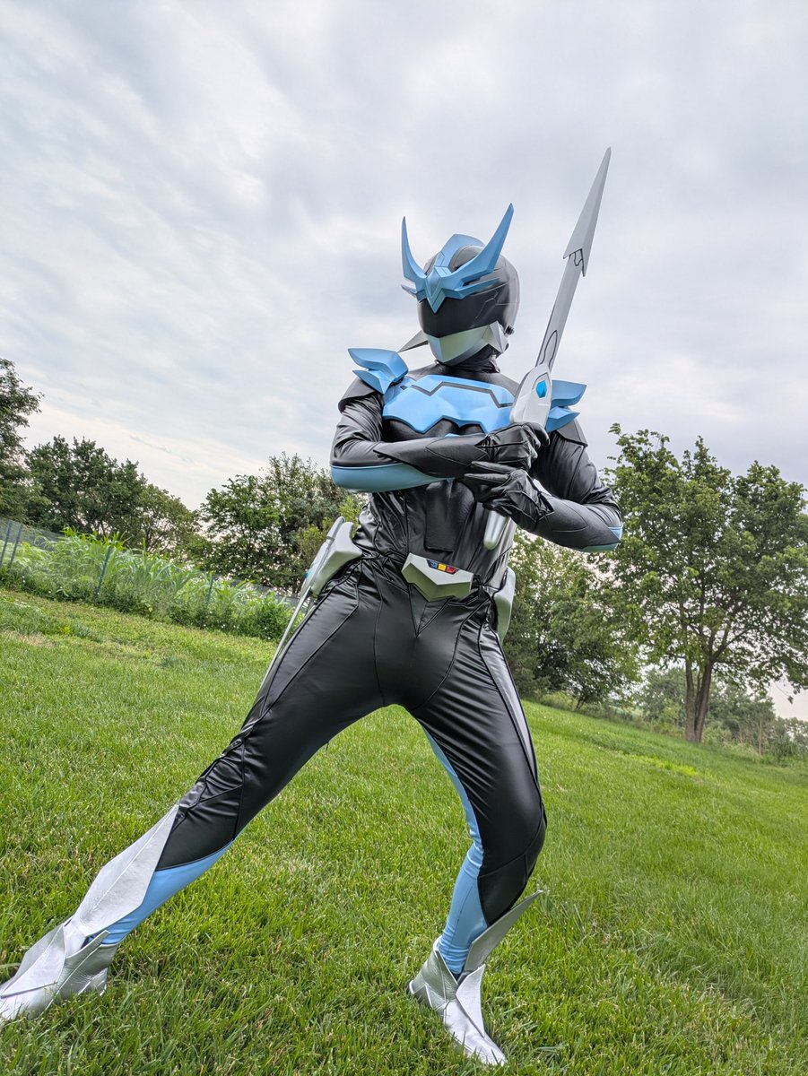 UselessCeiling's tweet photo. The weather has been especially bad lately, so we only got in a few photos today!

Here's a couple of them from today's shoot!

Still zero regrets getting the full sized swords too!

(Suit and swords by @doducmuoi )

#ウイングマン #コスプレ #Cosplay #Tokusatsu https://t.co/QXYbXFK8Tw