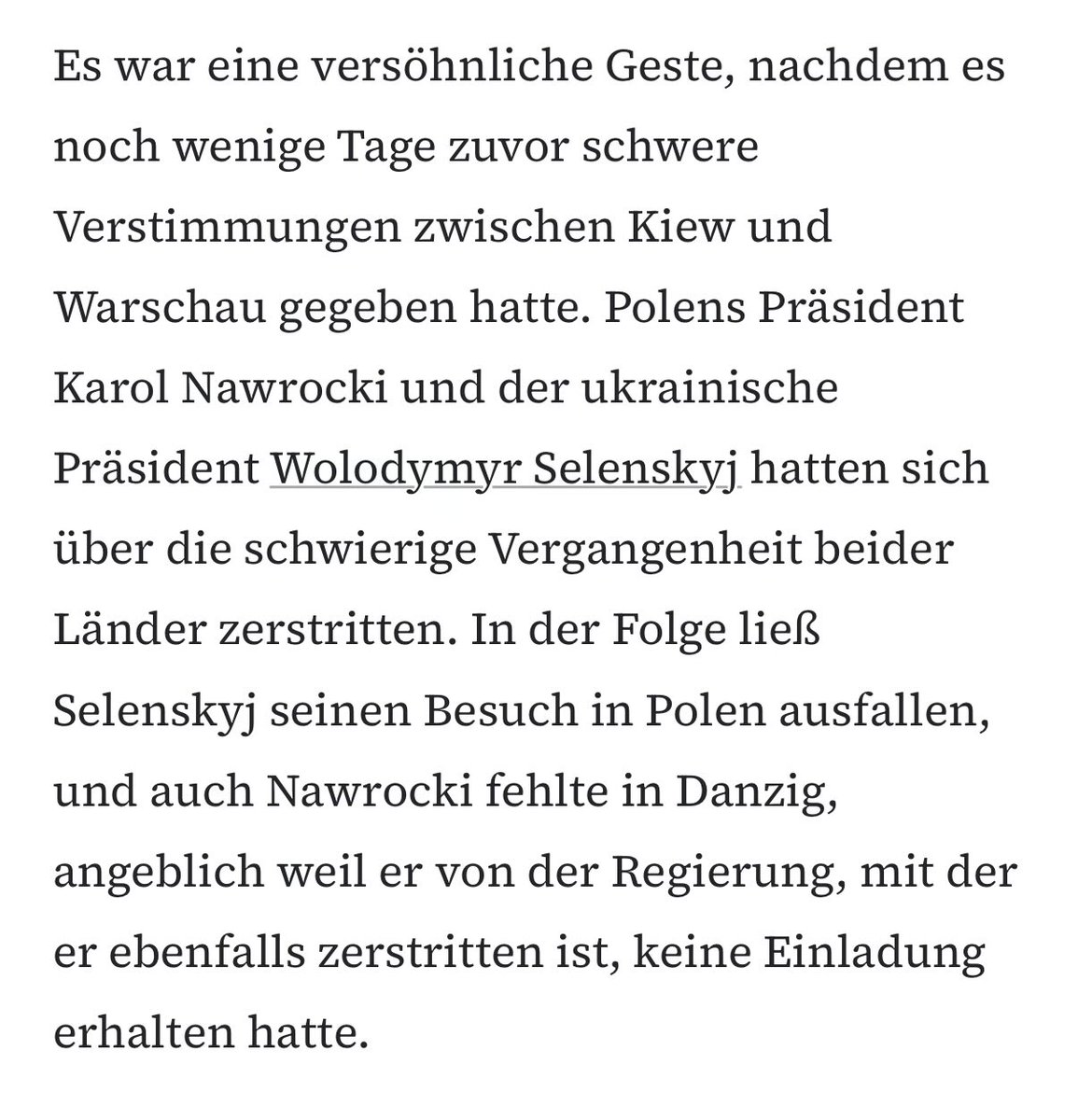 MeitzPL's tweet photo. Niemiecka prasa zaczyna operację kognitywną wobec Polski. A wszystko z uwagi na kwestię potencjalnego przystąpienia Ukrainy do Unii Europejskiej.

Przynajmniej do takich wniosków można dojść po lekturze dzisiejszych relacji prasowych z odbywającej się w Gdańsku Ukraine Recovery Conference.

I tak oto prestiżowa Frankfurter Allgemeine Zeitung nie tylko sprowadza ludobójstwo wołyńskie do “kłótni o trudną historię obu krajów”, ale też wskazuje, że Prezydent Nawrocki “rzekomo” nie otrzymał zaproszenia do Gdańska.

Süddeutsche Zeitung, relacjonując konferencję, przyznaje wprawdzie, że Prezydenta Nawrockiego faktycznie nie zaproszono, choć wynikało to z kwestii formalnych, a przede wszystkim z jego braku zainteresowania uczestnictwem. Konkluzja tekstu jest jednak inna: Prezydent Nawrocki “podważa kwalifikacje Ukrainy do przystąpienia do Unii Europejskiej”.

Najdalej w swojej narracji idzie jednak tygodnik Die Zeit, który nie tylko de facto zrównuje UPA z Armią Krajową, pisząc, że “dla jednych to bohaterowie, dla drugich kaci”, ale też oskarża Prezydenta Nawrockiego o próbę “zerwania z dziedzictwem wszystkich poprzednich prezydentów”, budując solidne podwaliny pod finałowy akapit:

“@NawrockiKn uważa jednak, że Ukraina, ze względu na swoją narrację historyczną, nie jest gotowa na członkostwo w UE; popiera go jego mentor polityczny, prezes PiS Jarosław Kaczyński.”

I tak oto, Szanowni Państwo, moim zdaniem będą wyglądały kolejne dni, tygodnie i miesiące.

👉 Ukraina nie tylko nie wycofa się z działań gloryfikujących “bohaterów” UPA, ale będzie je zapewne kontynuować. Oczywiście w imię walki z rosyjskim agresorem.

👉 Niemcy będą coraz mocniej budować narrację, że Prezydent Nawrocki i szerzej obóz konserwatywny są realną przeszkodą dla integracji Ukrainy z Unią Europejską.

👉 A obie narracje – z klasyczną troską i zaniepokojeniem – będą w Polsce podbijać politycy koalicji rządzącej, przychylne im media oraz - finansowane w dużej mierze z zagranicy - rozmaite organizacje pozarządowe. 

Wszyscy oczywiście przy wsparciu – na szczęście wciąż mniejszej – części polskiego społeczeństwa.