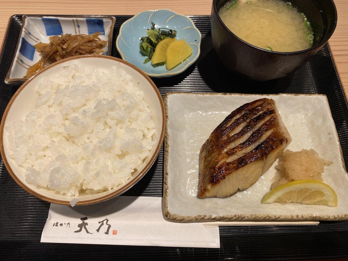 kin6800's tweet photo. 今日も博多駅で、優雅な朝食🥰 https://t.co/oc3WS39EQv