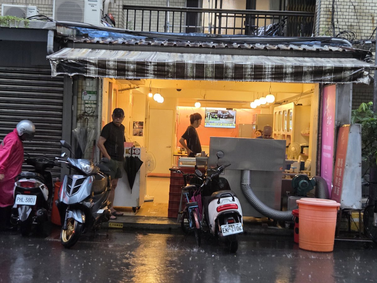 ManabuMotoki's tweet photo. 台北は朝からまた豪雨。そんな中でも朝食に向かう。もはや執念。こんなこともあろうかと雨用の靴で来ている。
昨日行かなかった他の朝食候補店『陳根找茶』へ。途中、公園内の緑道を通り、歩いて15分ほどで到着。天気が良ければさぞ気持ちの良い道だったろうなぁと思いつつ。
悪天候のせいか、開店したてのせいか他に客はいない。ダンディなマスターと優しそうなお母さんが出迎えてくれた。googleレンズでメニュー表を翻訳するも相変わらずよくわからない感じ。ただし『フレンチトースト』『トースト』『パンケーキ』くらいは判別可能。結果全て頼むことになるのだが、どれもめちゃ旨し!でした。特にツナチーズのフレンチトーストは最高。ドリンクで注文したゴマミルクティーも、胡麻の風味が強くて美味。近所にあったら通ってしまいそうなさすがの名店でした。

#陳根找茶 #台北 #台湾 #朝食 #フレンチトースト