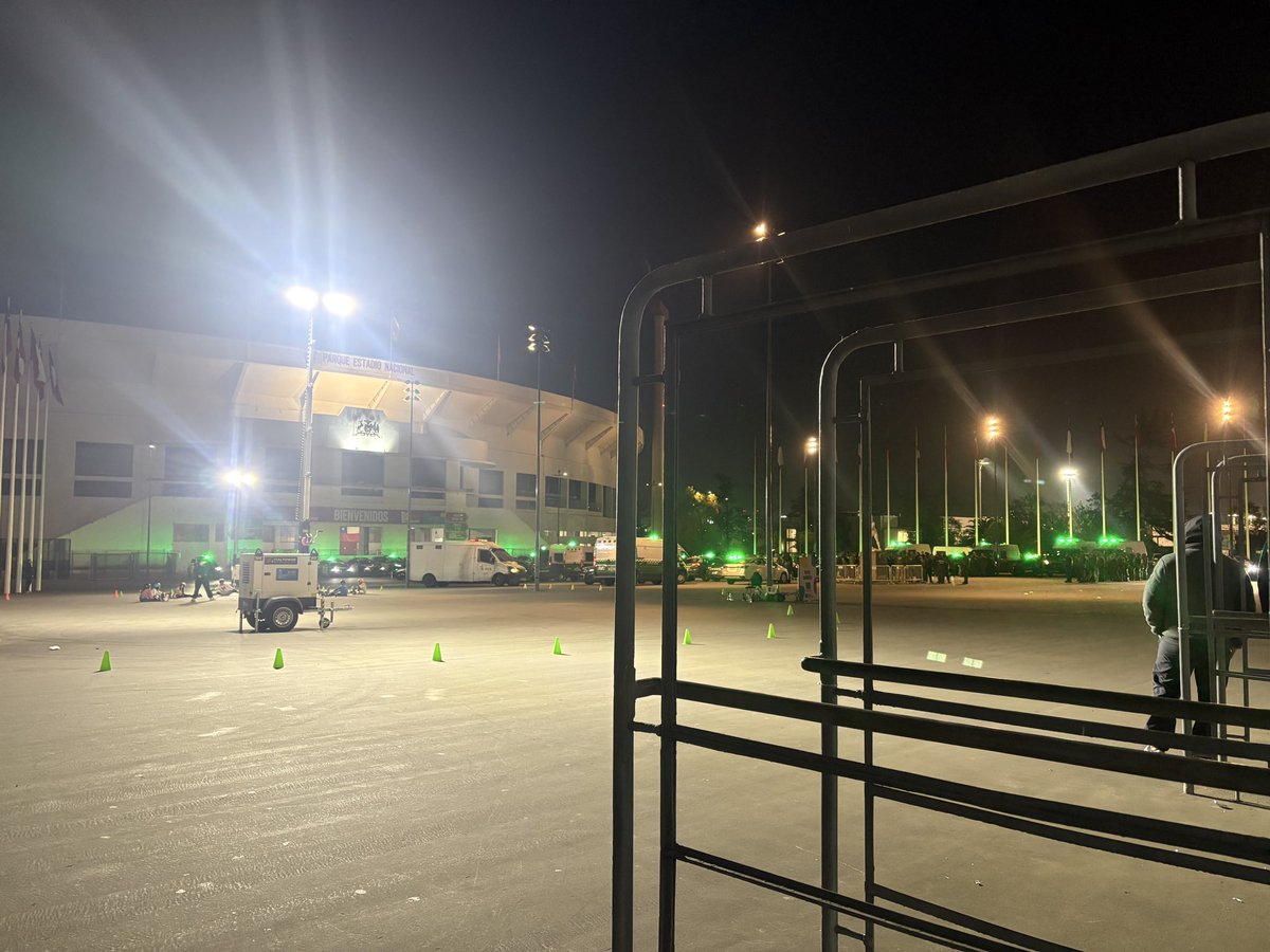klipzzo's tweet photo. Está lleno de pacos en la explanada al interior de #estadionacional qué onda ? https://t.co/A5iYCX3trA