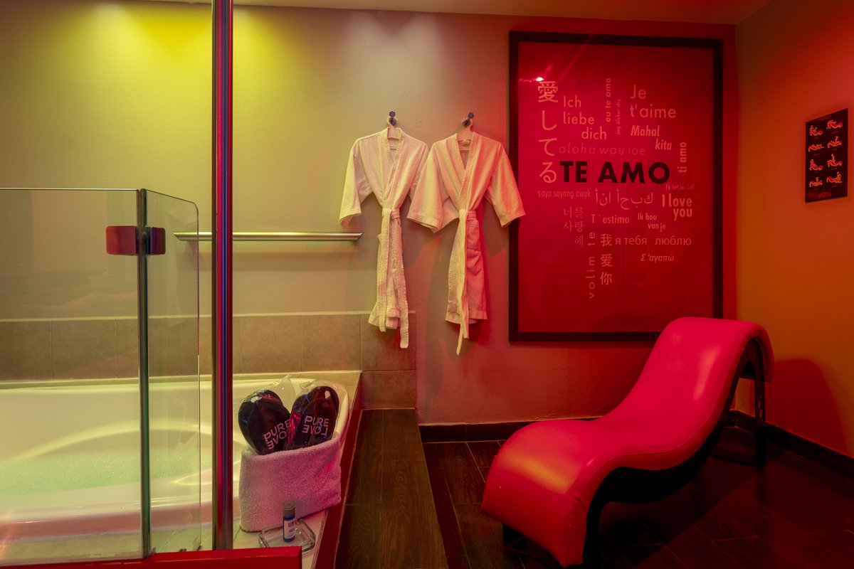 MotelMetropolis's tweet photo. Dile “te amo” en todos los idiomas, pero hazlo inolvidable en una suite diseñada para el deseo. ¿Listos para viajar juntos sin salir de la habitación? ❤️❤️❤️
#ViajaSinSalir #PlacerSinLímites https://t.co/QPkgiIXJU0