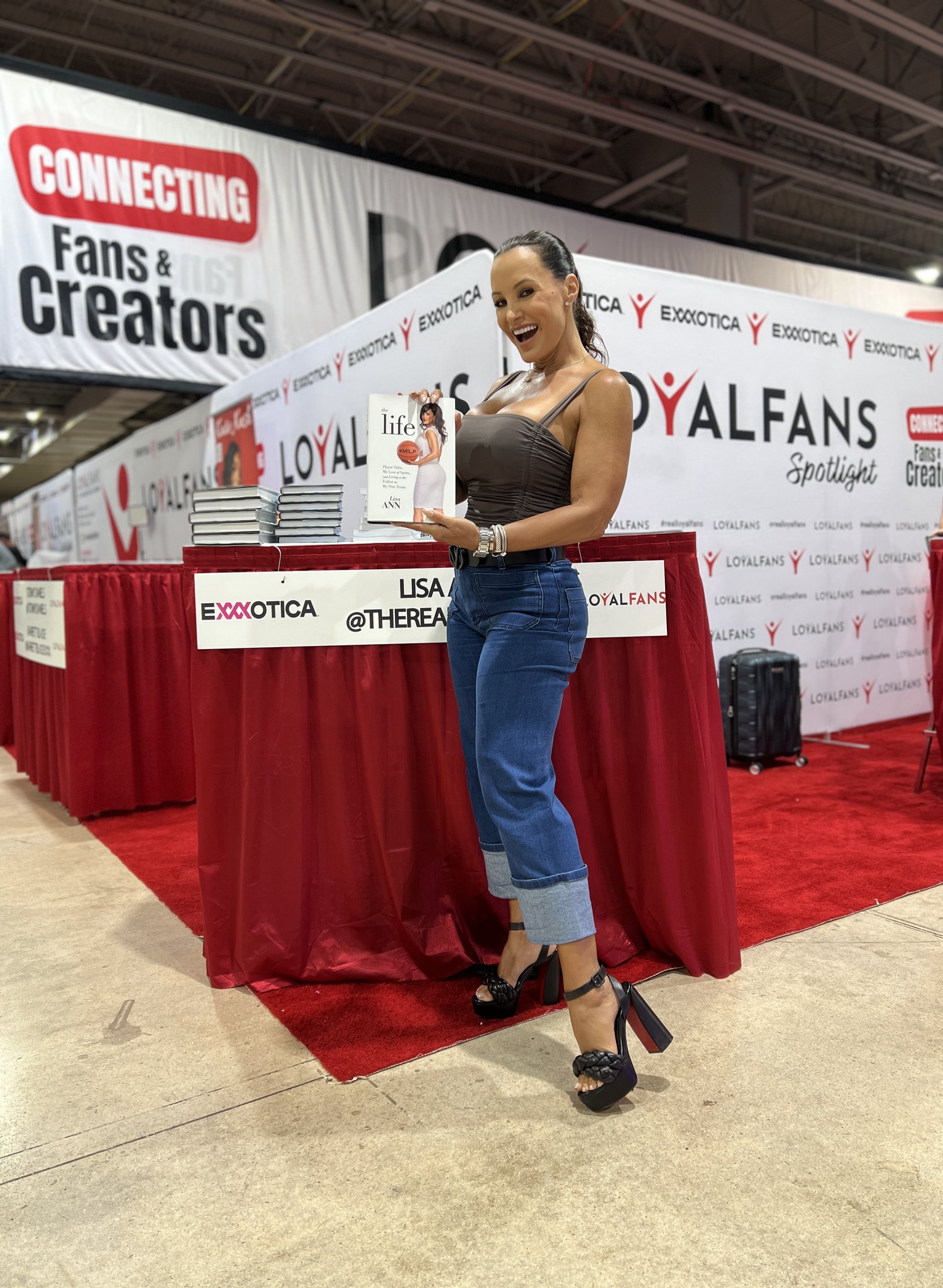 A few days away from Exxxotica Minneapolis, and the excitement is building! 🔥 @exxxotica @loyalfans Come say hello, grab a photo, get your books signed, and let's make some new memories together. Who will I be igning some books for this weekend? https://t.co/PDuFMTqlkx