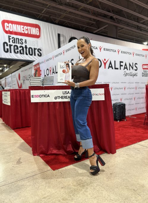 Lisa Ann - A few days away from Exxxotica Minneapolis, and the excitement is building! 🔥 @exxxotica @loyalfans Come say hello, grab a photo, get your books signed, and let's make some new memories together. Who will I be igning some books for this weekend? https://t.co/PDuFMTqlkx