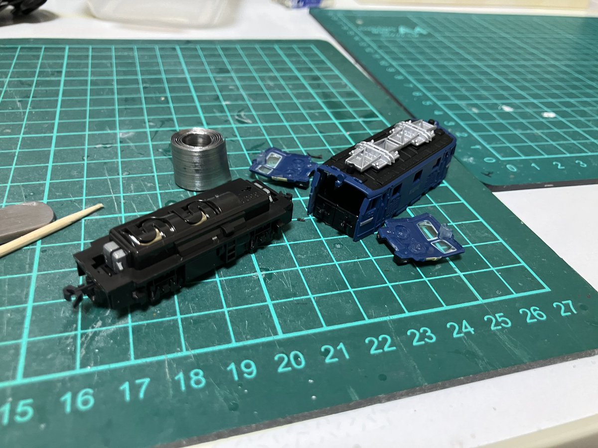 JNR_P_F_Train's tweet photo. EF58

『鳥海』の牽引機も青いゴハチでしたが、こちらは庇がない姿で同一形態ではないので、牽引機に変化をつけるという自分のスタンスを守ってると言い訳(笑

5両目でようやく綺麗に動力ユニットの一部をカットして、組み込めるようになりました(今更)

錘も入れて、ようやく10作目完成です

#Bトレ https://t.co/gatWzPeoCB