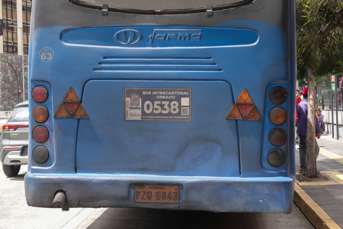 NoNegligencia's tweet photo. La parte posterior del bus es azul (video del 6 de febrero), hoy limpiaron solo una parte, arriba está negro (foto de hoy). https://t.co/MDyXYY2OEb