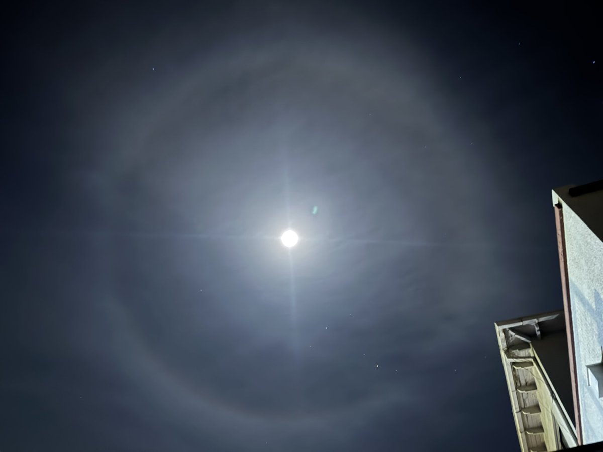 RenzoVaccarezza's tweet photo. Halo lunar, visto desde Viña del Mar. https://t.co/AOT1xNU0h8