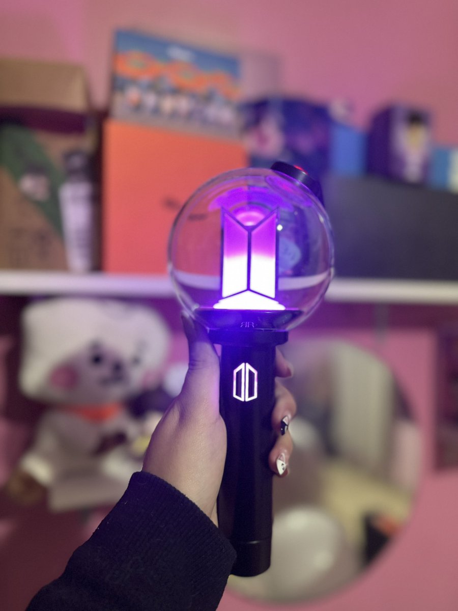 wbyvante's tweet photo. feedback super positivo pra @jnkrkive 

bia maravilhosa como sempre, conseguiu pra mim a armybomb ver. 4 pela pre venda la em março e finalmente chegou essa semana, não podia ta mais feliz e satisfeita. tudo embalado com muito cuidado e ainda veio vários brindes. 🤍 https://t.co/ZKF2ivV1rQ