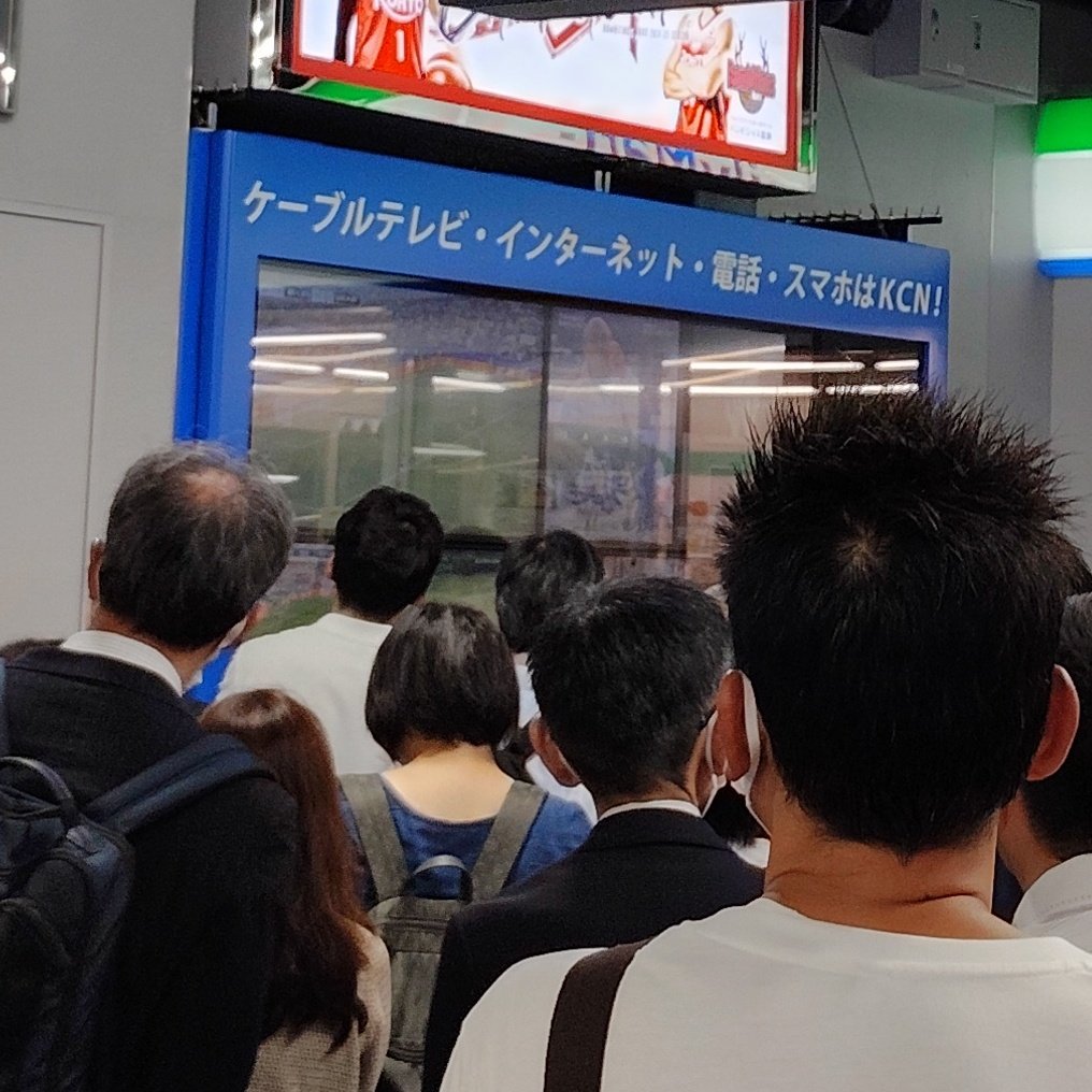 mannen2kayoi's tweet photo. 大雨で止まってしまった #近鉄奈良線 の駅で大阪への足をなくした人たちが街頭テレビで #ワールドカップ を観戦して暇をもてあましている。 https://t.co/bzugK6UdmK