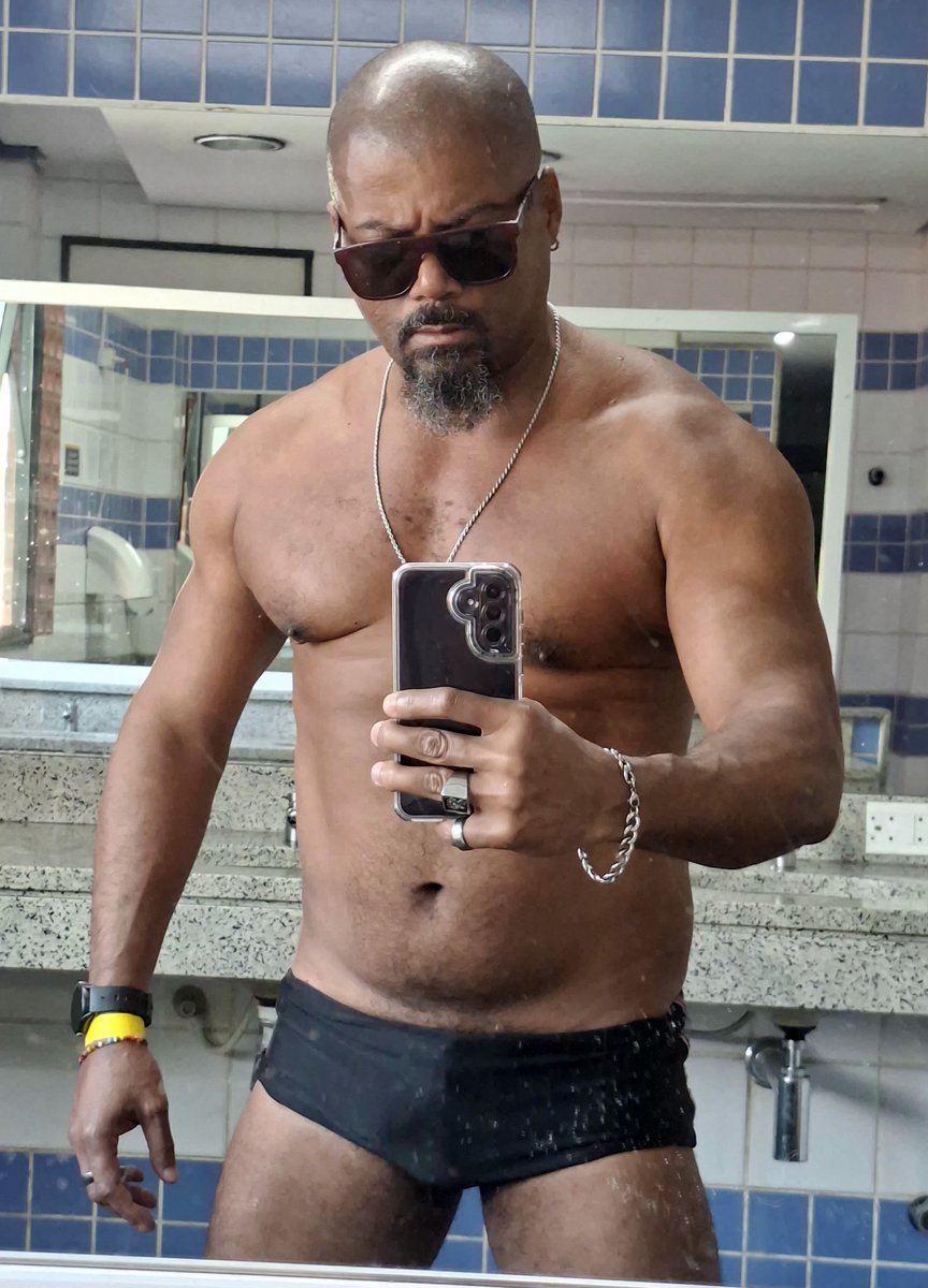 LL197743's tweet photo. Boa noite, pessoal! Resolvi lançar uma enquete nesta noite fria de quinta-feira. Vamos lá? Fico melhor de óculos escuros ou sem? 🤔😌🙄😇😈 #enquete #enquetedequinta #quintaanoite #noitedequinta #responda https://t.co/n4b5V7r92a