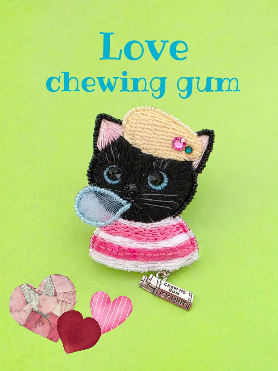 Luclena2's tweet photo. ガム大好き猫のブローチ

上手に風船を作っています。
子供の頃、ガムをカッコよく口から吐き出そうとして、自分の頭にガムが着地したことがあります。
しかもつむじの近くだったので、根本から髪を切ることに。今でいうアホ毛状態になりました。
ダーツでいえば、なかなかの高得点。

#猫好き
#刺繍 https://t.co/nSWQGNRYHL