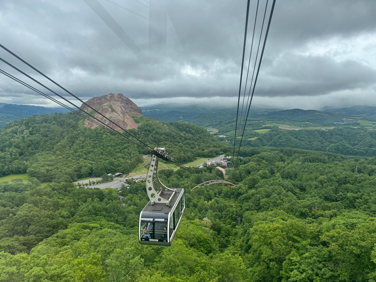 UsuzanRopeway's tweet photo. おはようございます！             
現在の有珠山の天気は曇☁山頂の気温は16℃

今日は午後から雨が降るかも…❓
お出かけの際は折りたたみ傘をお忘れなく✨🌂

ロープウェイ🚡始発8:15～下り最終17:45
#観光 #観光スポット #景色 #テラス #有珠山 #昭和新山 #ロープウェイ #USU360 #MtUSUテラス #洞爺湖 #新緑 #初夏