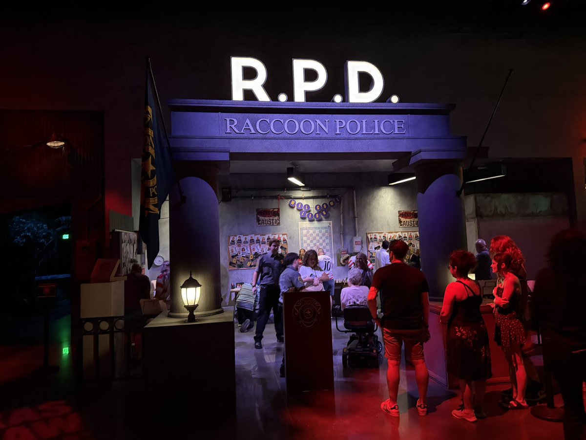 stitchkingdom's tweet photo. GUYS! NOT A DRILL! WE HAVE ZOMBIES AT #HorrorUnleashed #ResidentEvil https://t.co/TkbNiHjQoM