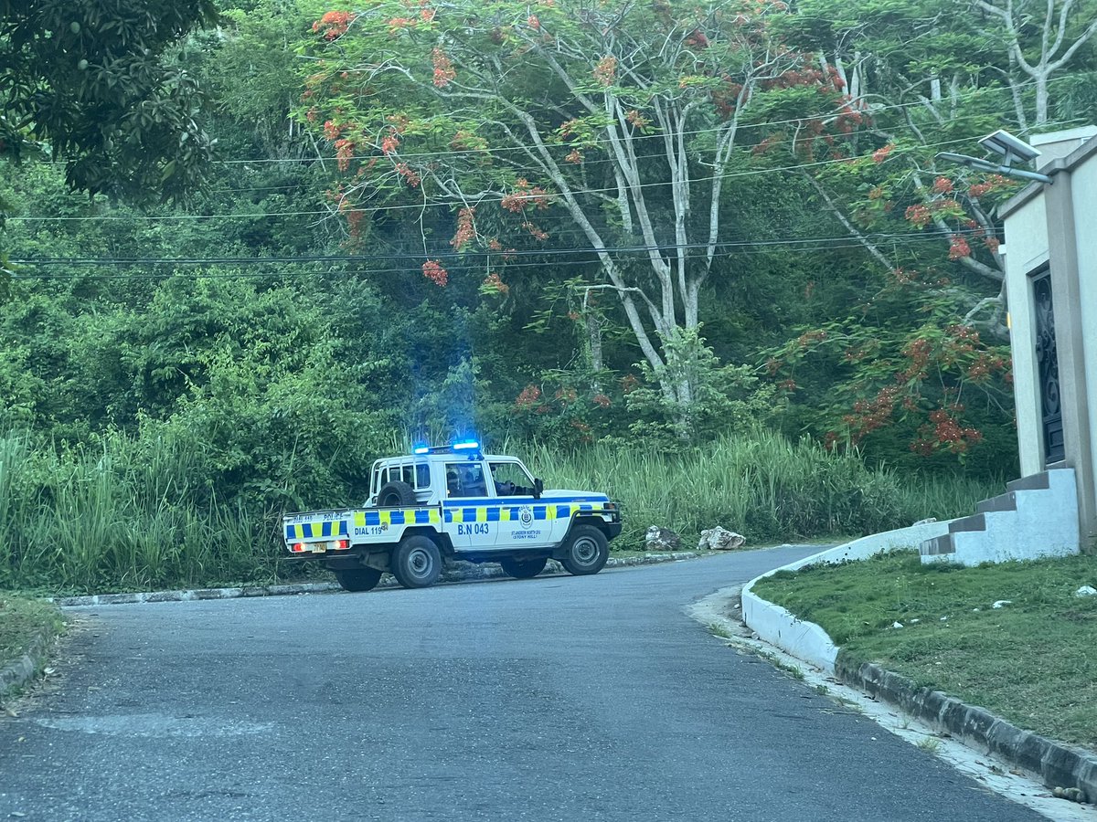 Raggahmufinzent's tweet photo. NOW: Scene of a shooting. A man was shot after allegedly turning up at his former spouse’s home and causing a disturbance. He was shot after a neighbour intervened. The injured man and accomplices reportedly fled in a waiting car. The Stony Hill police probing #Thursday #StAndrew https://t.co/jlKKnA5Tw4