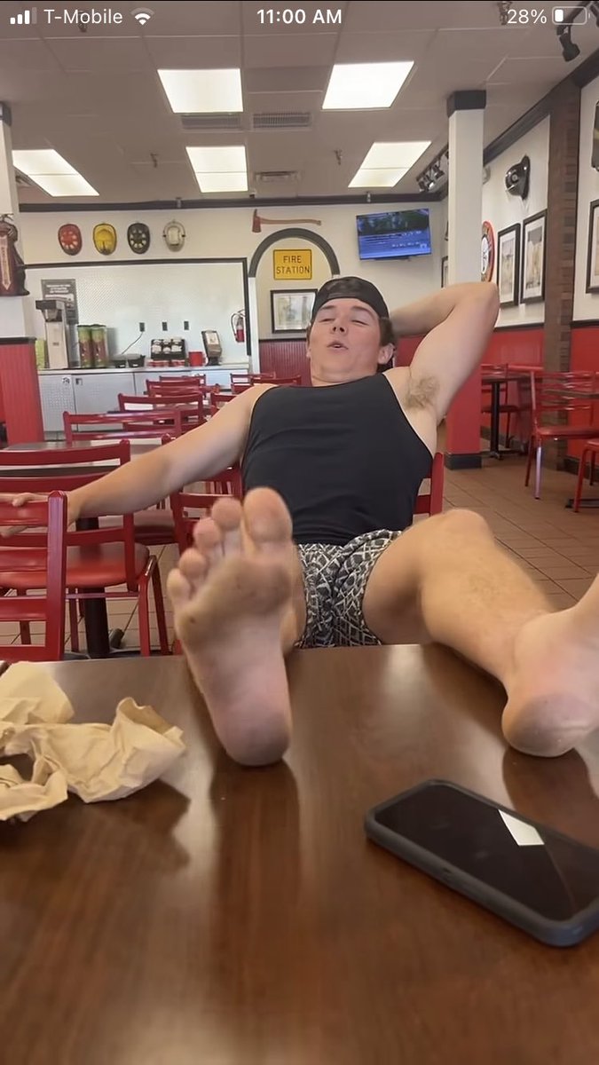 snorefootking's tweet photo. I love straight gym bro feet so much https://t.co/SM4Z6WS47j