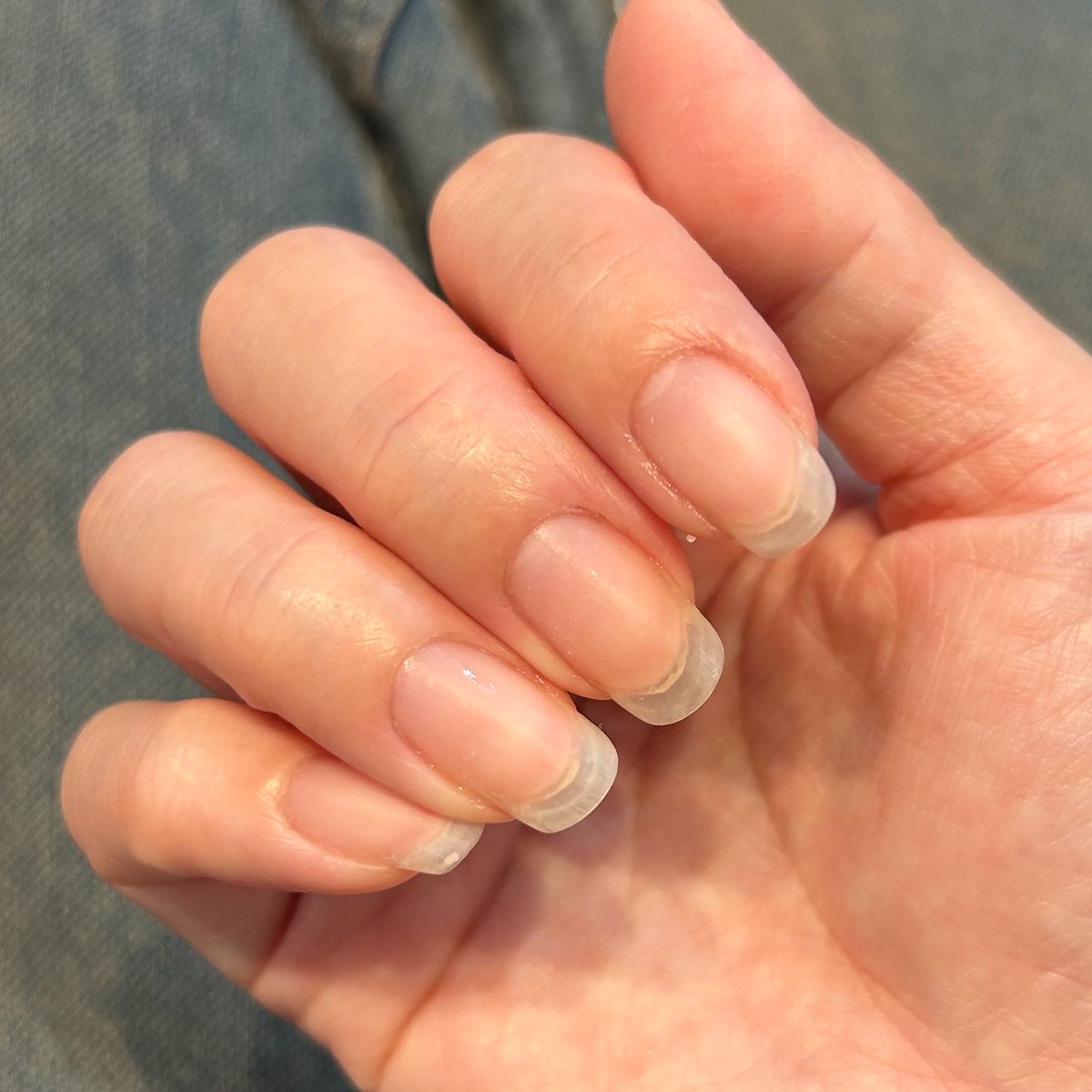 Mint__392's tweet photo. 昨日ジェルオフして完全素爪状態。爪と皮膚の間（ハイポかな？）が凄いソワソワする…今からジェルするんだけど、まさかの子どもたち休校で…子どもに邪魔されるできるのか…😇 https://t.co/JGPPPKnYWi