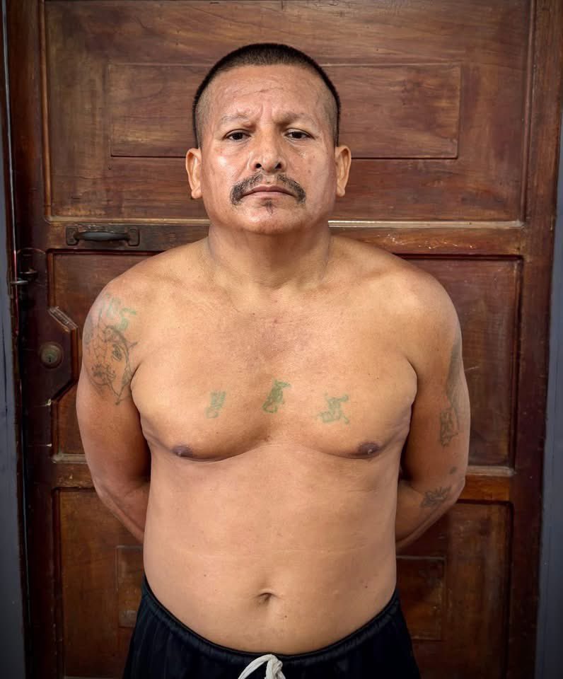 ChrisGuevaraG's tweet photo. Si ustedes siguen creyendo que seguimos en los tiempos de antes donde dominaban las pandillas, aquí está el claro ejemplo que para criminales no hay cabida en este nuevo El Salvador. 

Directo al CECOT. 😌 https://t.co/Pd9xgEQSVM