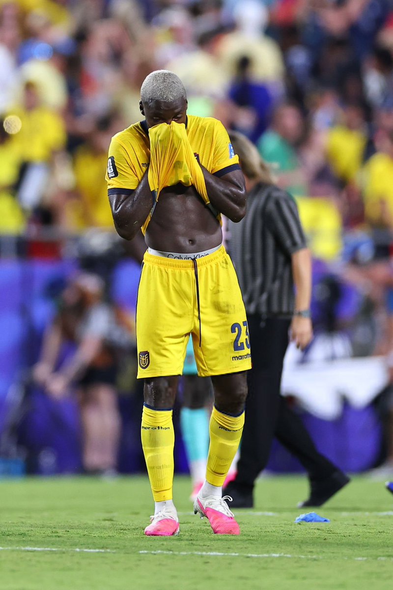 iamrahmanosman's tweet photo. Caicedo is moving absolutely crazy this World Cup. He went from anchoring the midfield to dictating everything, breaking passing records, and now he’s randomly on corner and free-kick duty for Ecuador? He’s literally doing everything except playing in goal. https://t.co/K3swimxGrr
