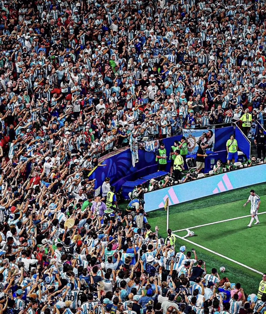 tdtrolisima2's tweet photo. ~Entre vuelos y pasiones.~

El fútbol, una pasión que nos une a todos y quizás en más de un sentido. 

Au Yamila
(va a durar lo que tenga que durar en mi corazón pero tiene final) https://t.co/n6NSiZY3Yx