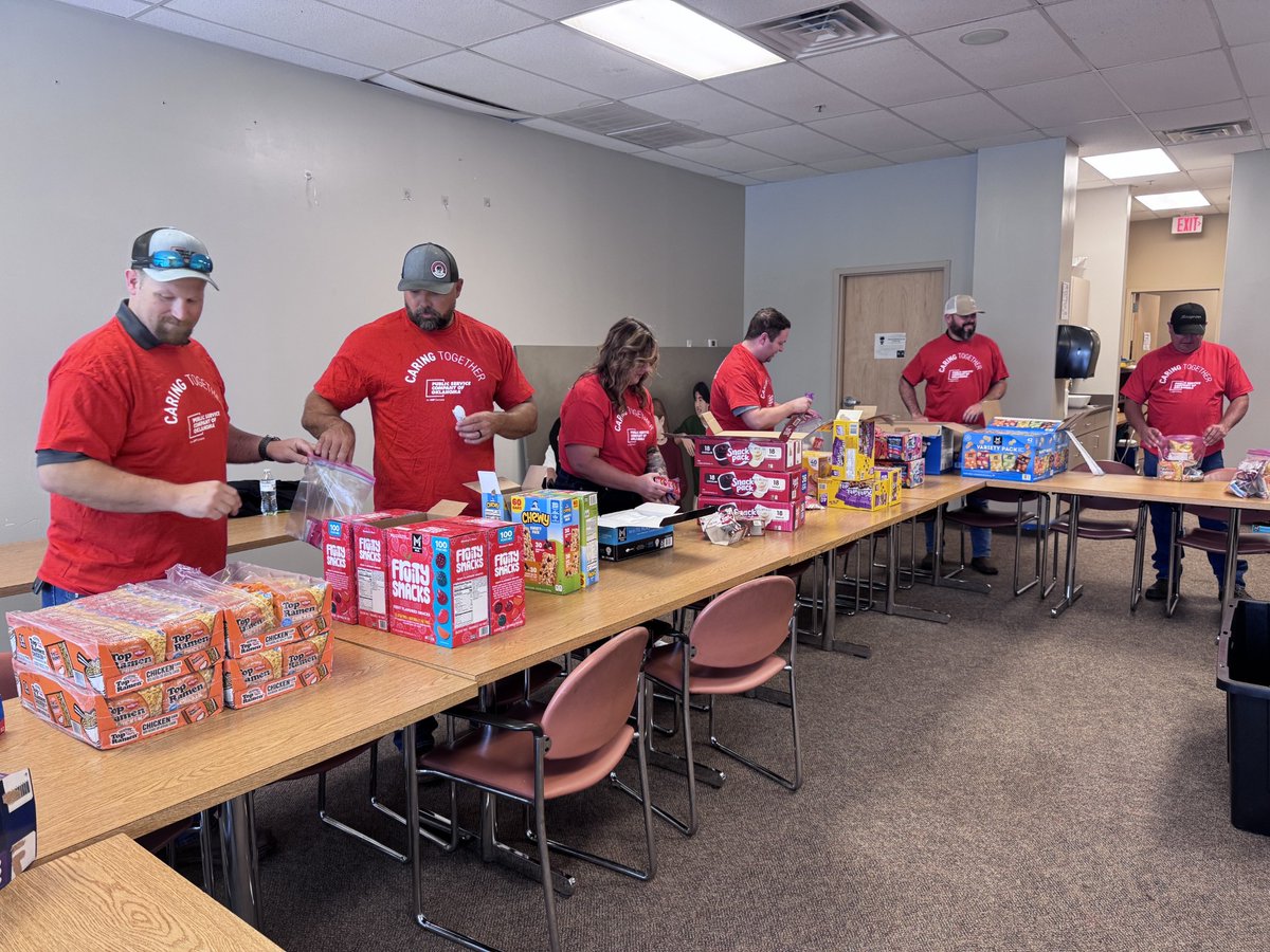 PSOklahoma's tweet photo. Shoutout to our Tulsa Power Station crew for putting their energy into supporting Tulsa’s youth.⚡From powering our communities to supporting clients at Youth Services of Tulsa, we’re proud of this team and the impact they’re making. 💙 https://t.co/J5iUQsbxGy