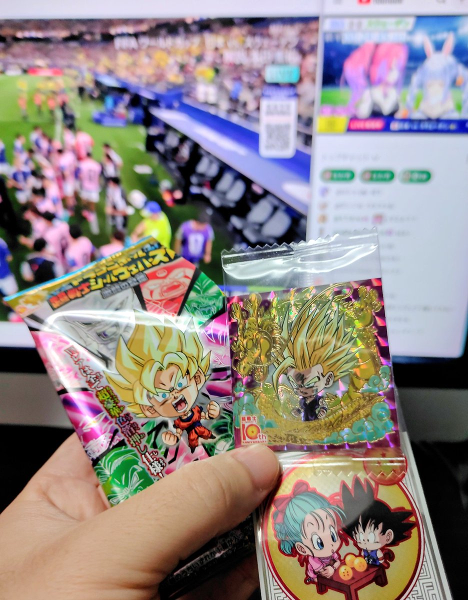 saekiusagi's tweet photo. サッカー日本代表スウェーデン観戦❗ぺこーらヴィヴィの同時視聴も面白い❗箱買いしたドラゴンボールウエハース2個だけ（糖質8g×2）開封したら10thレア孫悟飯ちゃんキター😆

スウェーデン、デカいし5バック硬くて怖いけど、日本なんとかゴールとってくれ❗❗❗きっと後半でてくる伊東純也にも期待 https://t.co/MFIJfMR29k