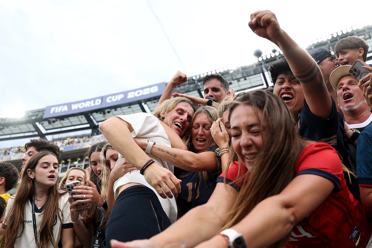SC_ESPN's tweet photo. EL TRIUNFO DE SU VIDA Y UNAS FOTOS QUE EMOCIONAN A CUALQUIER FANÁTICO DEL FÚTBOL... ¡Beccacece se trepó a la tribuna para celebrar la victoria ante Alemania y el pasaje a 16° de final con su familia y la marea amarilla de Ecuador que copó Nueva Jersey! 

⚽ #ESPNMundial 
📺 Mirá los mejores partidos de la #FIFAWorldCup por ESPN, en el Plan Premium de #DisneyPlus