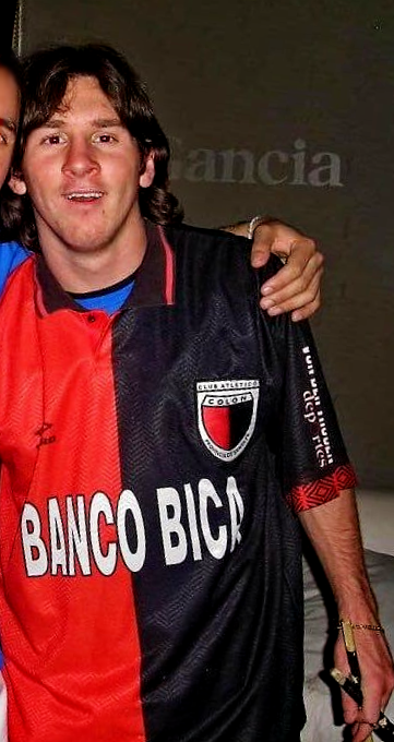 ValenP25's tweet photo. LOS TRES MEJORES DE LA HISTORIA CON LA MISMA CAMISETA DE COLÓN ... 🚬 https://t.co/eKbR8LYVxQ