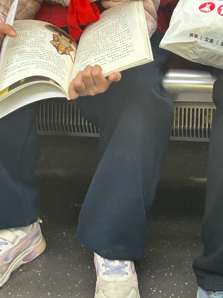 e2logic4u's tweet photo. Caught my classmate sneaking a whole pizza into a 9am lecture—she said her "brain needed fuel for the midterm cram" ， https://t.co/tg69kX5bGv