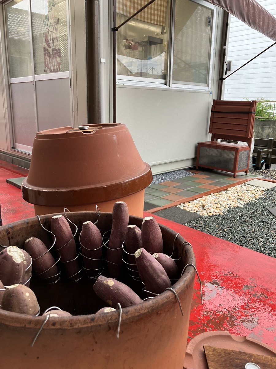 ippoya's tweet photo. おはようございます🙋‍♀️
6月26日(金)
安土は朝方からの大雨が少しおさまって来たのですが土砂災害警戒など出てますので十分注意して過ごしましょうね⚠️

そんな中ですが本日も11時から
ぼちぼち営業します🍠

ご来店の際は足元十分に気をつけて
お越しください🙏

本日もよろしくお願いします🙆‍♀️ https://t.co/tPgtHAdYop