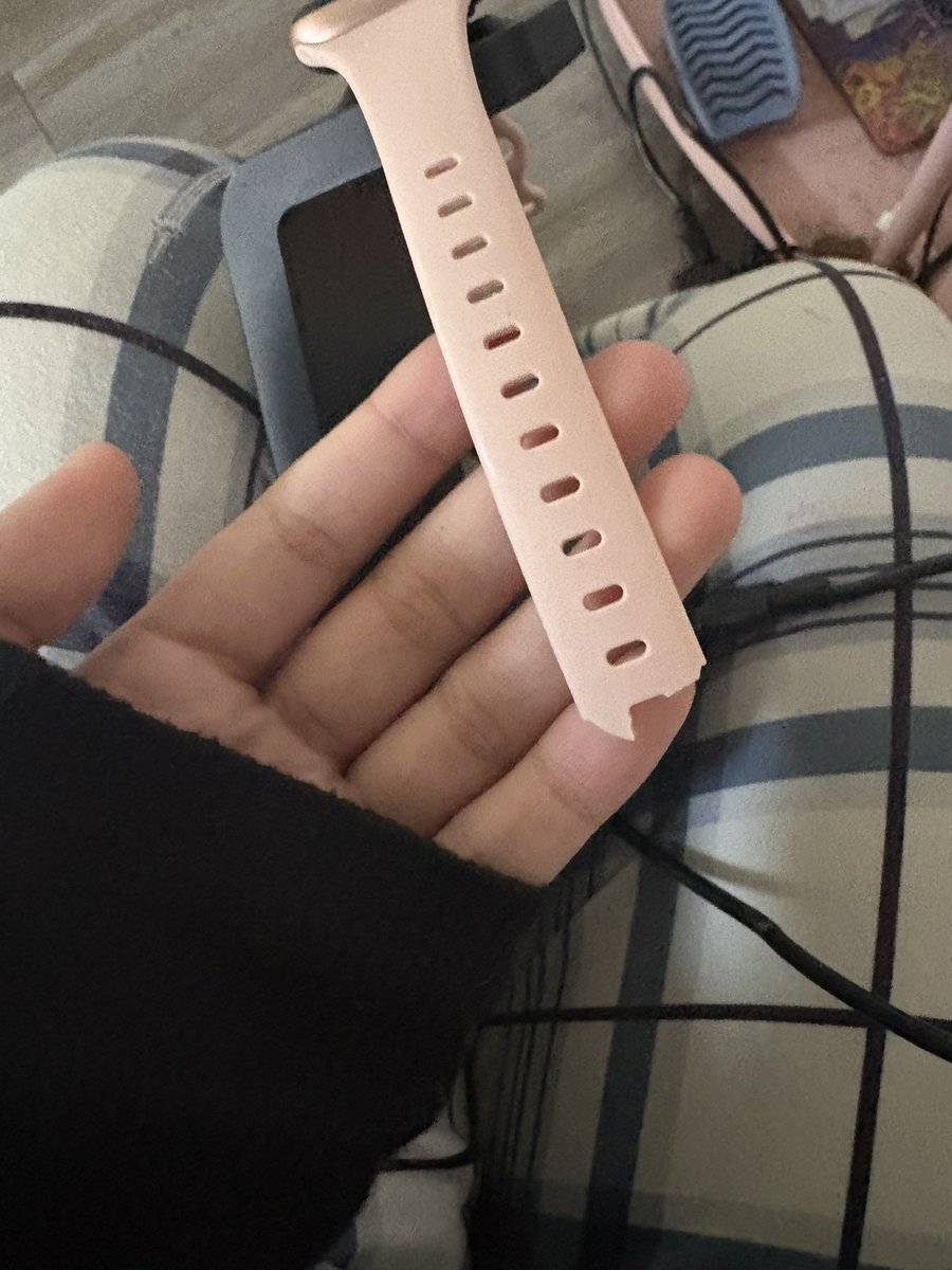 milesisburning's tweet photo. Someone remind me to stop chewing on my watch strap (*≧∀≦*) https://t.co/qDrEnq7a20