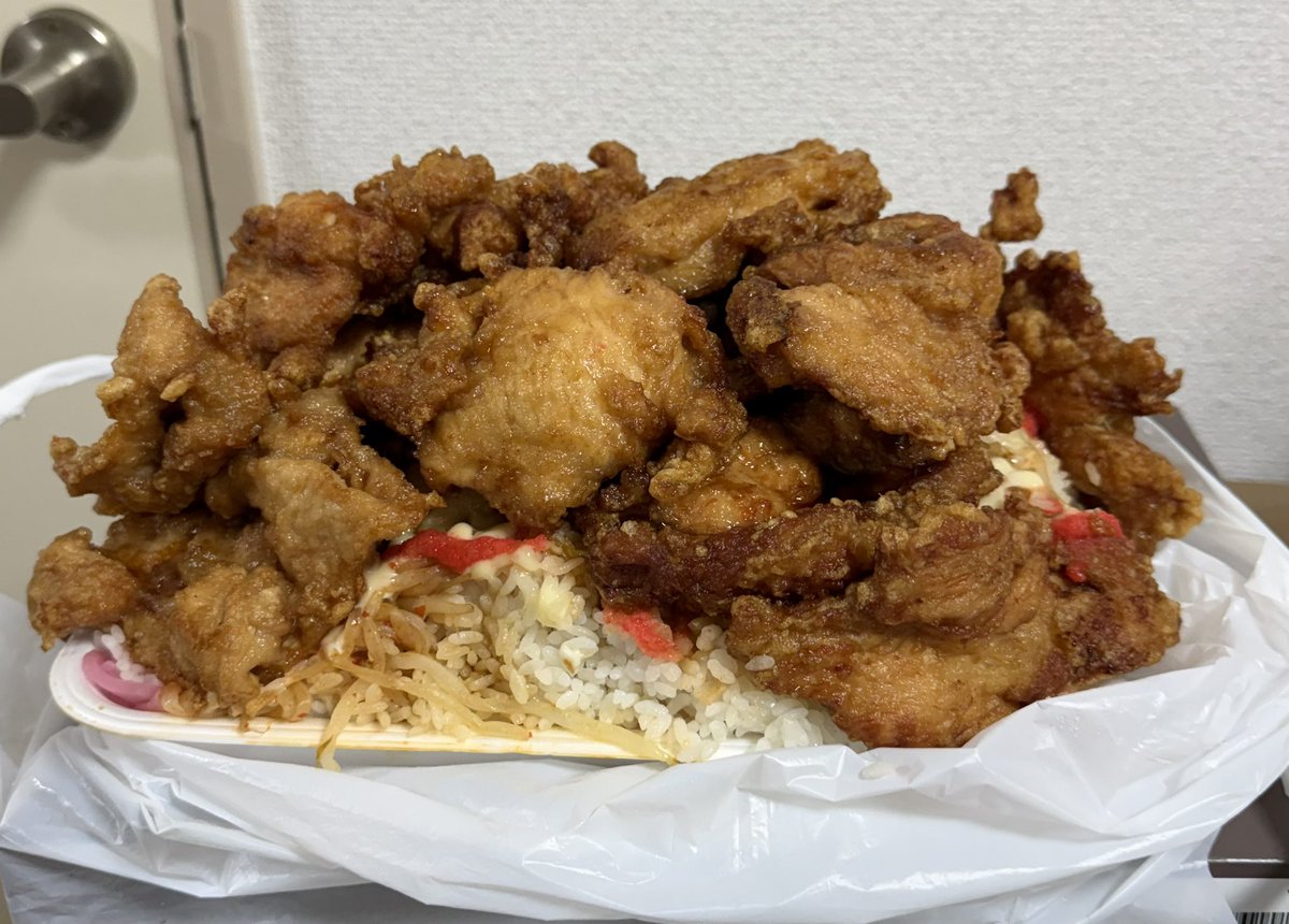 HashiP36's tweet photo. 今日の朝メシは‥

🍱ほっかほか大将 西桐生🍱

◇おもしろジャイアン2500円◇

総重量は‥3キロコースとお弁当としては破壊力抜群な物😅💦唐揚げは爪切りサイズの物が15個に竹輪が4つ、ご飯は2層で辛子明太子とマヨとピリ辛もやしです。‥そりゃ〜1度では食えません！数回に分けて食べます🤣ゴチ🙏✨ https://t.co/DUz3jR2teI