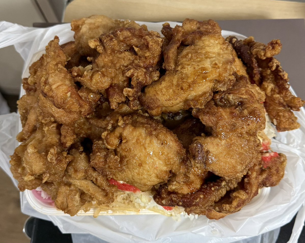 HashiP36's tweet photo. 今日の朝メシは‥

🍱ほっかほか大将 西桐生🍱

◇おもしろジャイアン2500円◇

総重量は‥3キロコースとお弁当としては破壊力抜群な物😅💦唐揚げは爪切りサイズの物が15個に竹輪が4つ、ご飯は2層で辛子明太子とマヨとピリ辛もやしです。‥そりゃ〜1度では食えません！数回に分けて食べます🤣ゴチ🙏✨ https://t.co/DUz3jR2teI