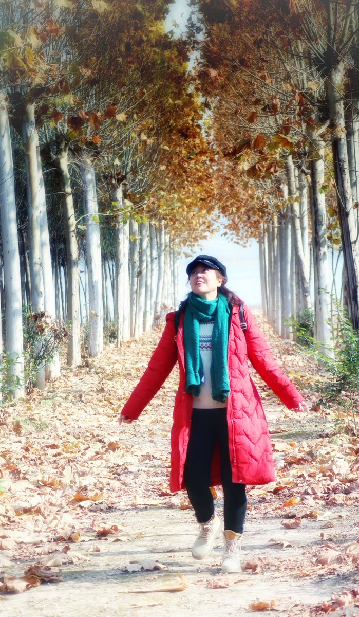 gleb_talalaev's tweet photo. Just walked out and was greeted by that crisp autumn wind  Wearing my coziest sweater already—this is the best kind of weather!， https://t.co/gxnyOKO2ip