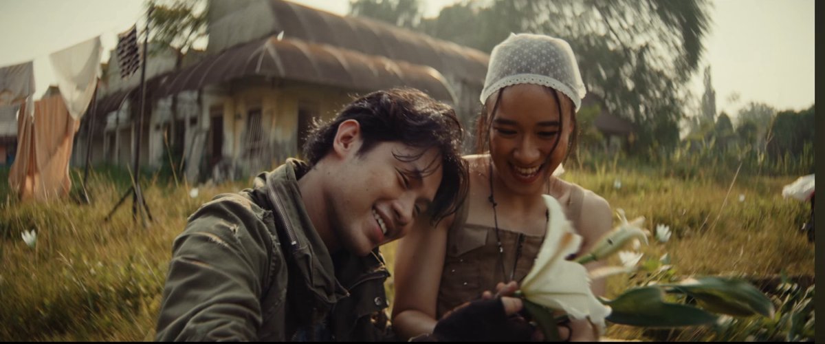 ahheyyo's tweet photo. Wals akhir zaman-rony parulian
menurut gue kaya cinta apa adanya di beda dunia gitu, keren, gabisa gue rangkai kata2 lah, ini konsepnya mvnya tu diluar ekspektasi, top markotop, ga rony kalo ga selalu bikin jatuh cinta https://t.co/o7P2eOoC7h