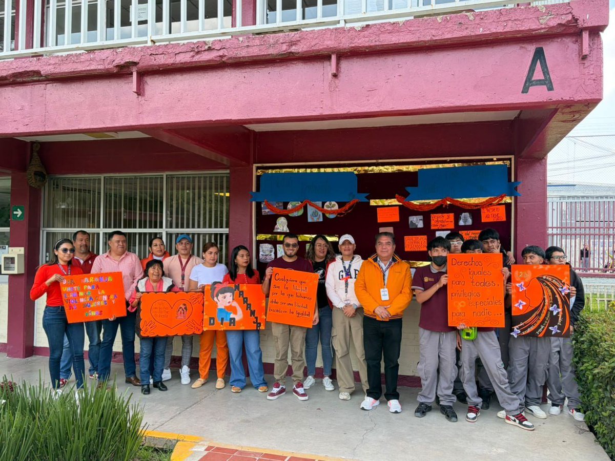 Conalep_Tulti's tweet photo. 🧡 En el #DíaNaranja nos sumamos a la acción para prevenir la violencia.

Personal administrativo y docente participó reafirmando nuestro compromiso con el respeto, la inclusión y una cultura de paz. ✨🤝

#ApasionadamenteCONALEP #OrgullosamenteCONALEP #ElPoderDeServir https://t.co/CGdBuls9nw