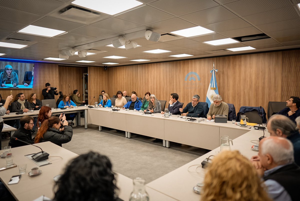 aserquis's tweet photo. Hoy presenté en el Congreso el proyecto de ley "Condiciones Base para la Sostenibilidad y Protección del Sistema Nacional de Ciencia, Tecnología e Innovación".

Frente a un ajuste que destruye equipos, paraliza proyectos estratégicos y fomenta la fuga de cerebros, tenemos el deber de defender nuestro futuro.

Agradezco enormemente el acompañamiento de la comunidad científica y de los diputados y diputadas de distintos bloques que apoyan esta iniciativa.

La ciencia no es el gasto de un gobierno, es soberanía y política de Estado.