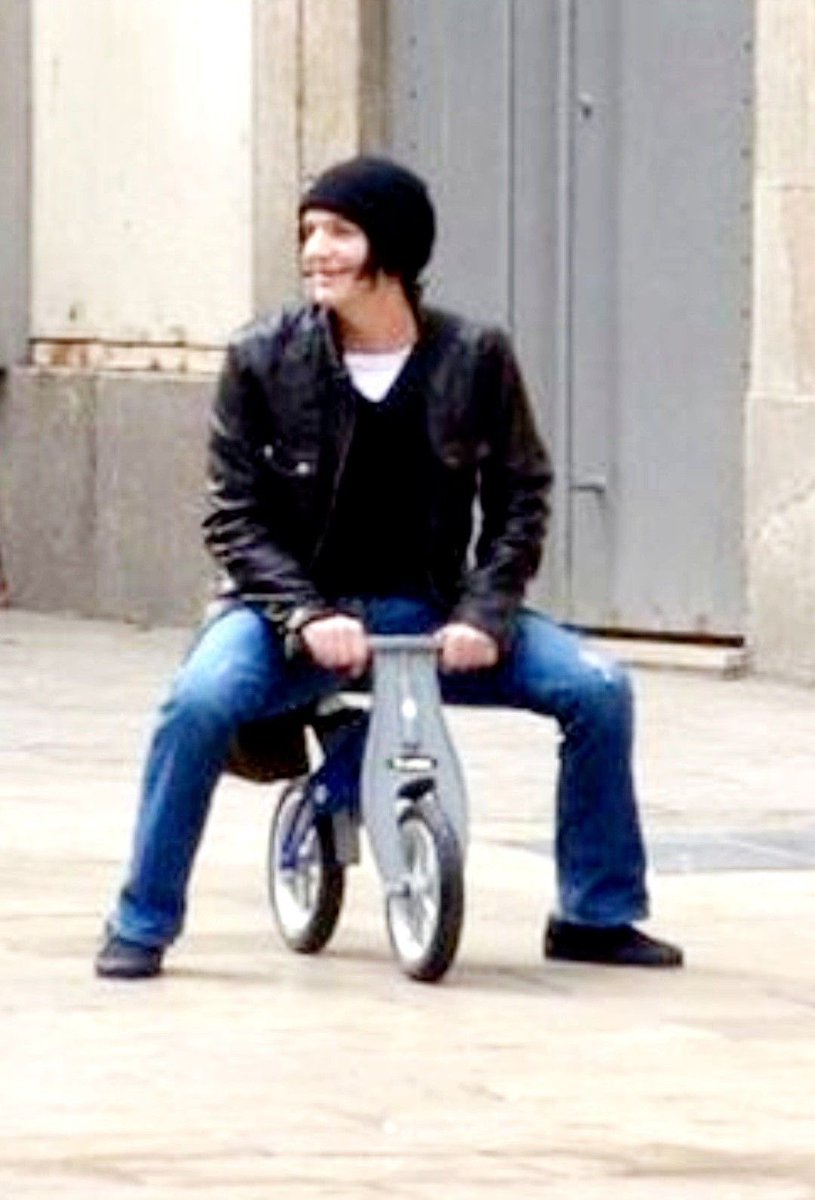 scaredofgrrrls's tweet photo. brian molko on a tiny bicycle https://t.co/HpupnLmwpm