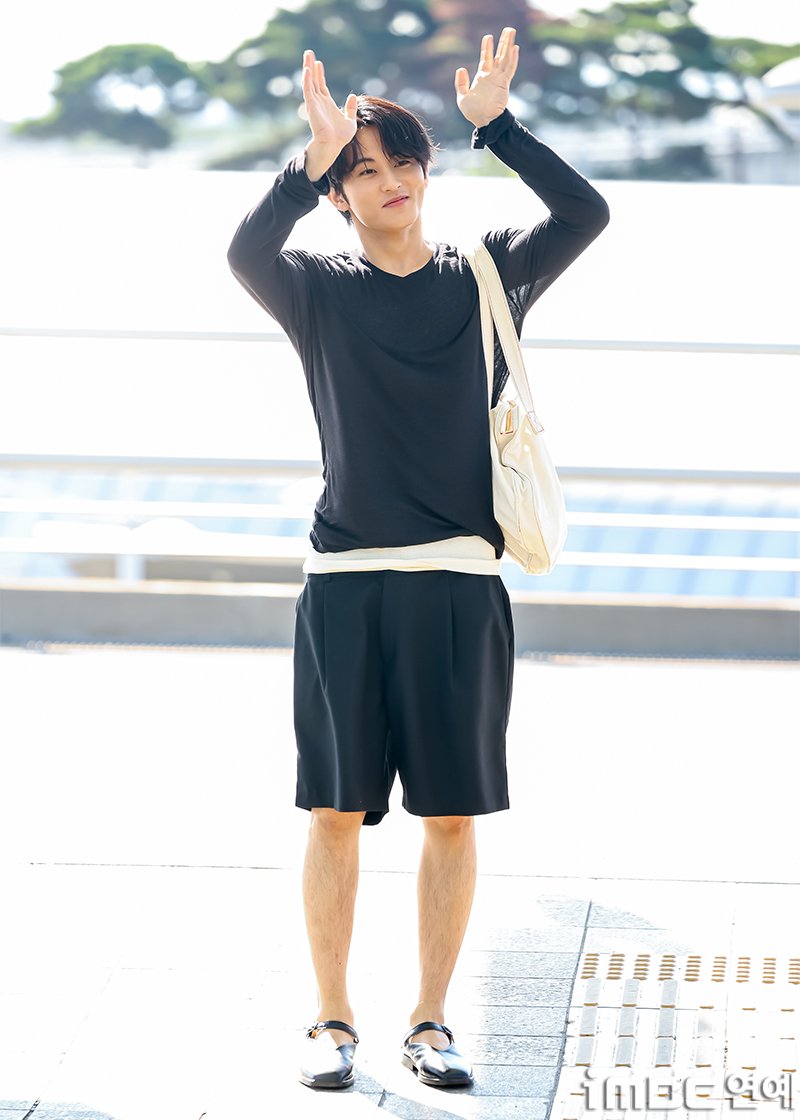imbcenews's tweet photo. [포토] 마크, 블랙 포인트
#마크 #mark #이마크 #어퍼룸 #인천국제공항 #태국 #출국 #공항패션 #iMBC연예

가수 마크(MARK)가 26일 오전 해외 일정 참석 차 인천국제공항 제1여객터미널을 통해 태국으로 출국하고 있다.

🔗https://t.co/hnDU9pRmX5 https://t.co/uIoy0NDPBn