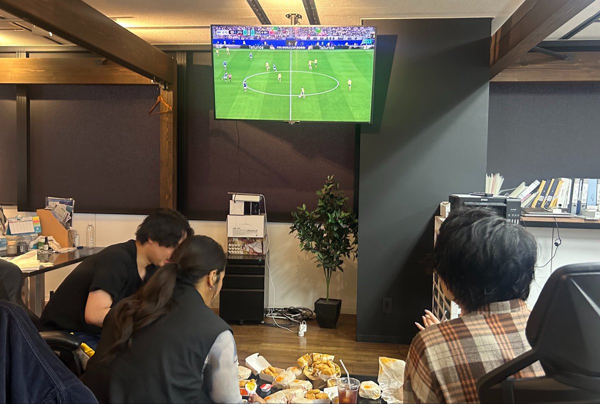panda_acweb's tweet photo. おはようございます🐼

ACWEBは普段この時間は誰もいないのですが、今日は朝マック食べながらサッカー観戦です😹⚽️

後半もワクワクドキドキですね🎌🔥

今週ラストもよろしくお願いします💨
#企業公式相互フォロー
#企業公式が朝の挨拶を言い合う https://t.co/1uPzvRHxUO