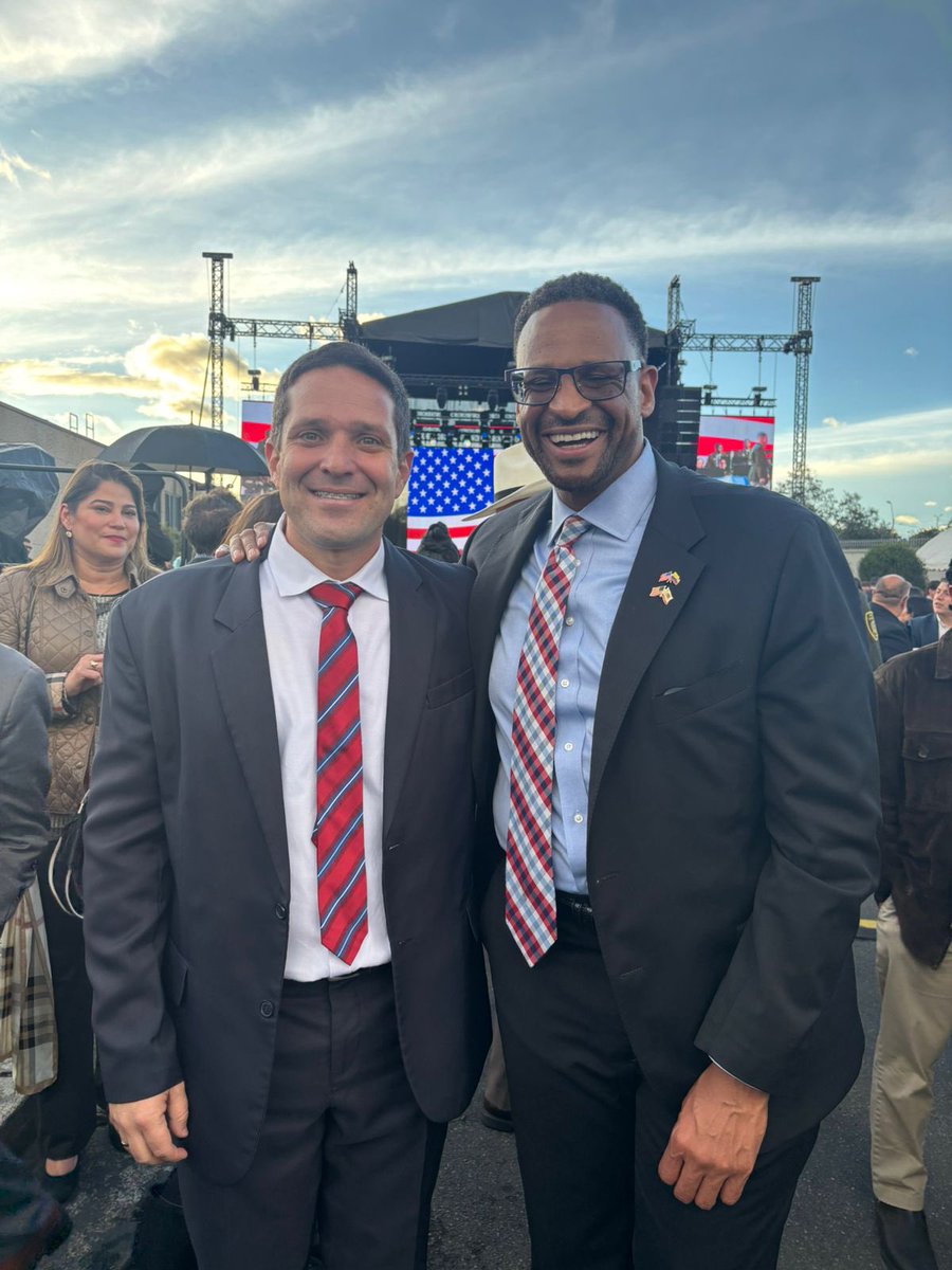 SantaMartaDTCH's tweet photo. El secretario de Gobierno, @camilogeorge1, en nombre del alcalde @CarlosPinedoC asistió a la celebración del aniversario # 250 de la Independencia de los Estados Unidos. Aquí con el embajador de USA en Colombia, señor Jarahn D. Hillsman https://t.co/mtEtIAdnlF