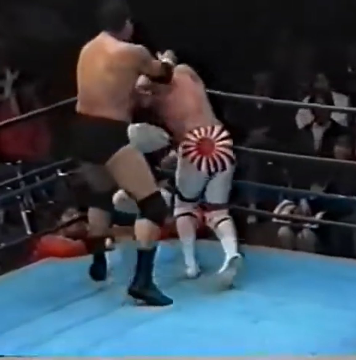 yojiimai's tweet photo. 90年代のプロレスファンがよく知っている国旗損壊罪 https://t.co/acV1qGhL9f