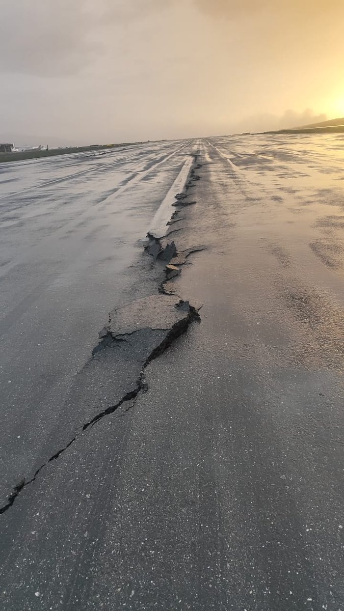 maeroespacial's tweet photo. Así están las pistas del Aeropuerto de Maiquetía tras #TerremotoVenezuela https://t.co/qvY1weykaU